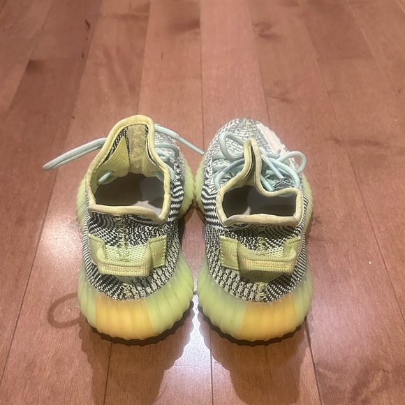 Yeezy Boost 350 V2 sneakers!  Size 7!  Lime green/black. Like new condition! - Picture 4 of 11